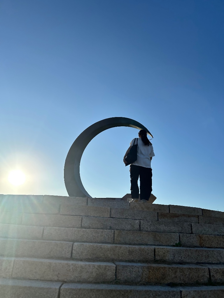 遠別町にあるモニュメントと学生